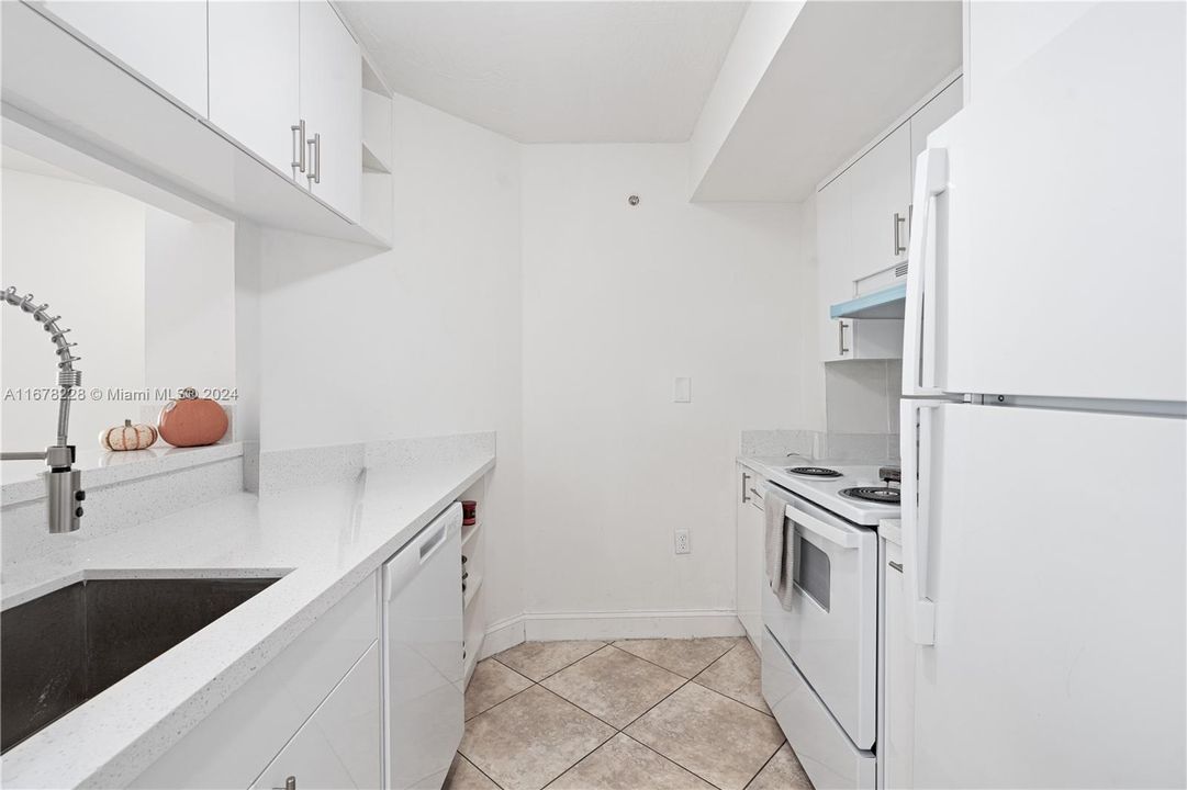 For Sale: $340,000 (3 beds, 2 baths, 1032 Square Feet)