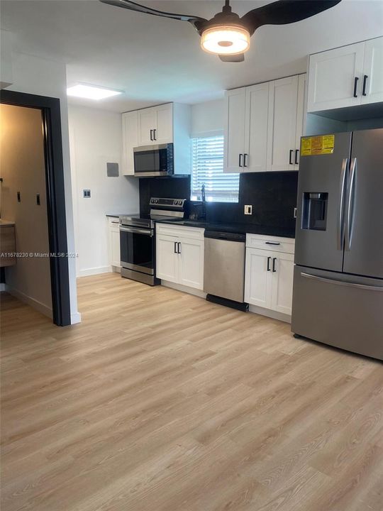 For Sale: $295,000 (1 beds, 1 baths, 554 Square Feet)