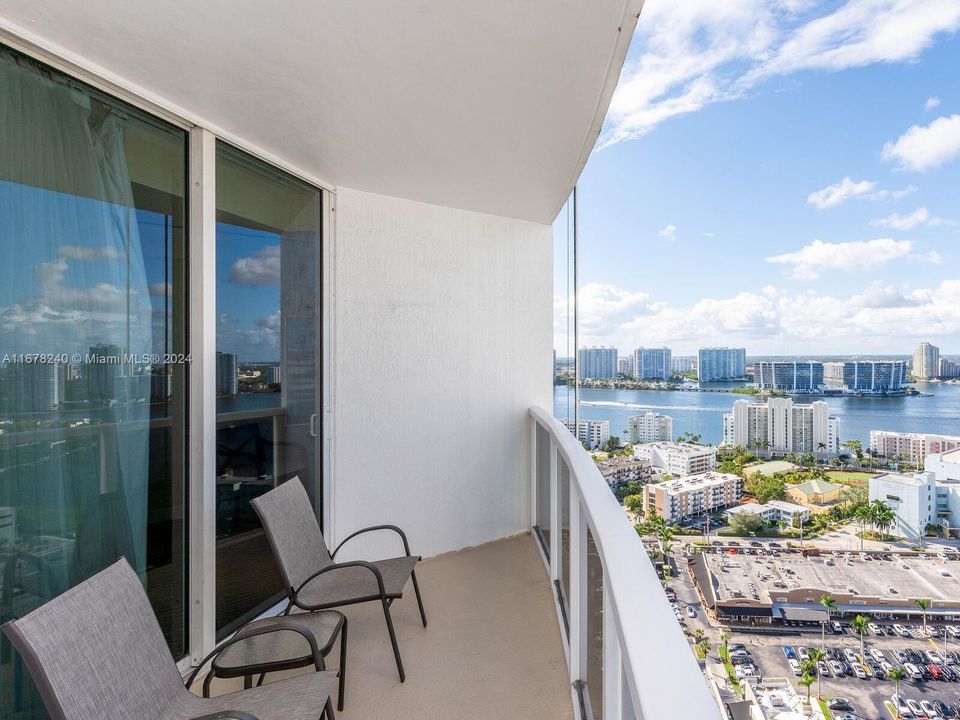 For Sale: $1,250,000 (2 beds, 2 baths, 1021 Square Feet)