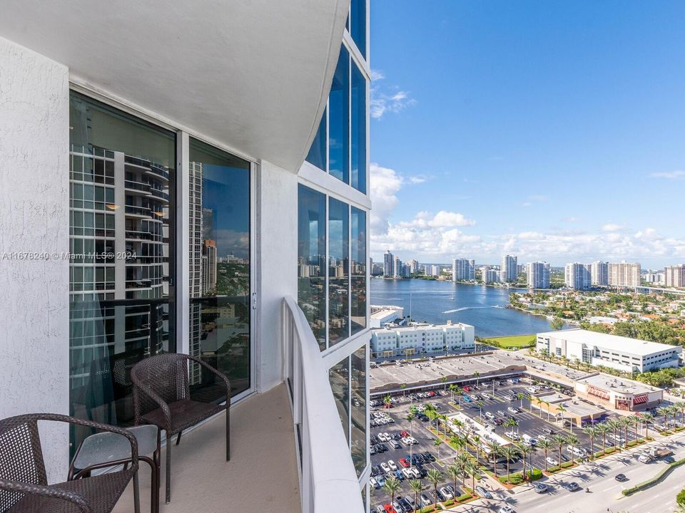 For Sale: $1,250,000 (2 beds, 2 baths, 1021 Square Feet)