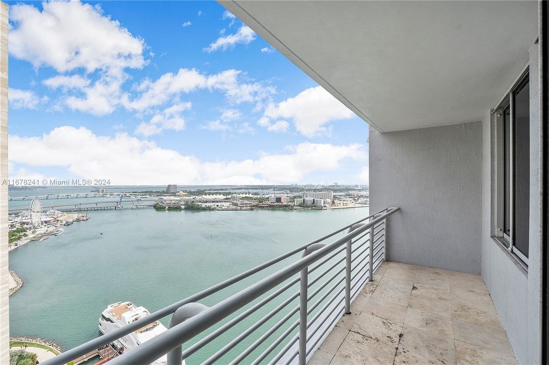 For Sale: $530,000 (1 beds, 1 baths, 846 Square Feet)