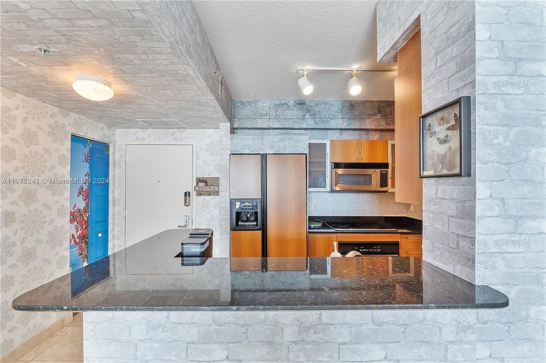 For Sale: $530,000 (1 beds, 1 baths, 846 Square Feet)