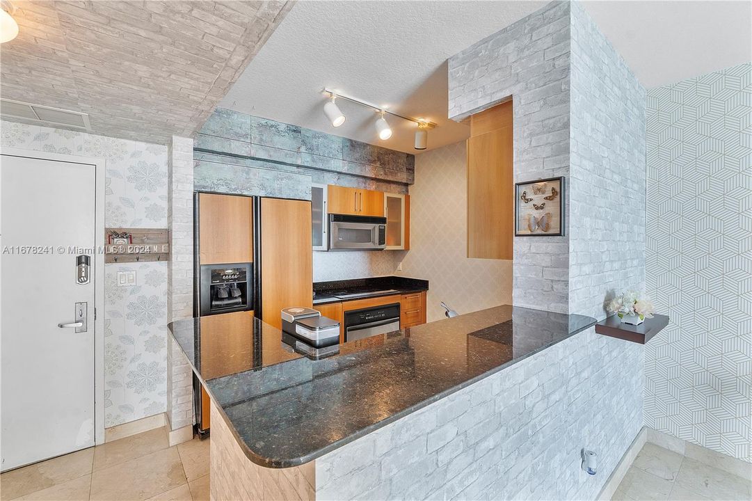 For Sale: $530,000 (1 beds, 1 baths, 846 Square Feet)