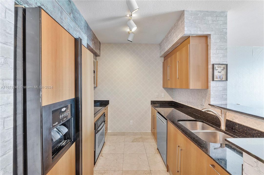 For Sale: $530,000 (1 beds, 1 baths, 846 Square Feet)