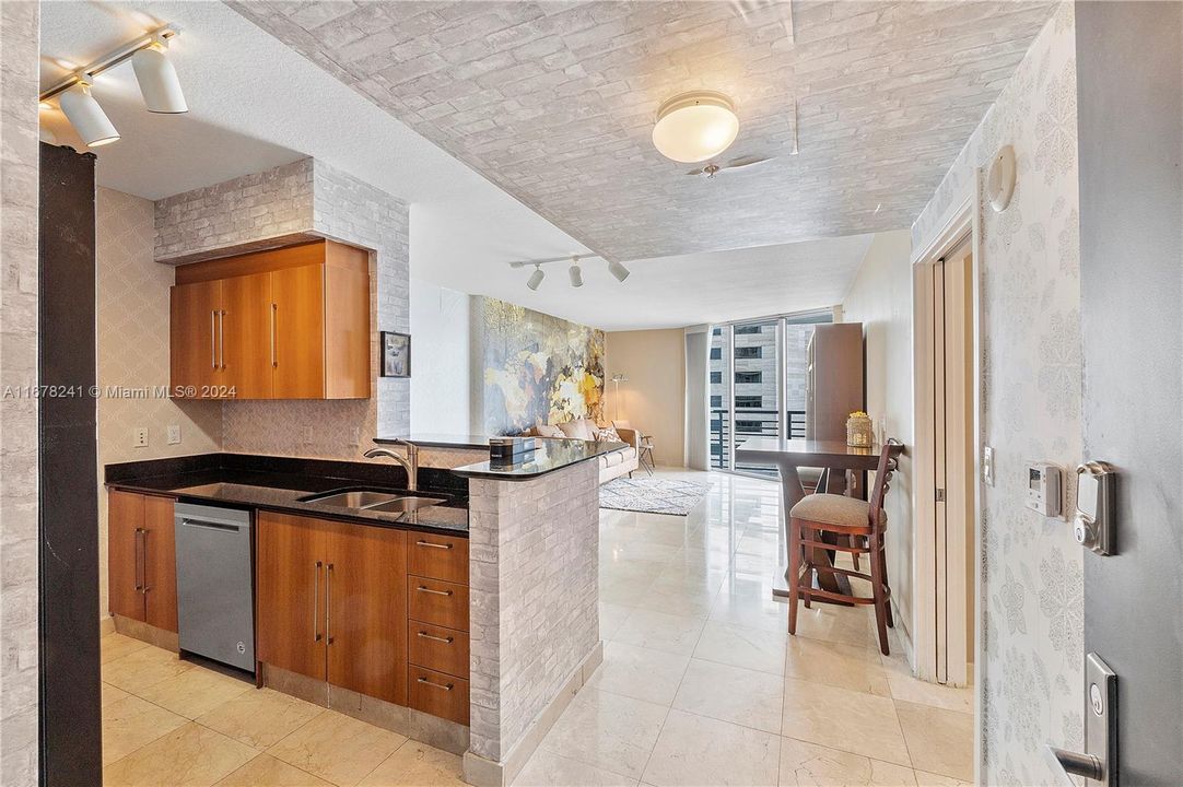 For Sale: $530,000 (1 beds, 1 baths, 846 Square Feet)