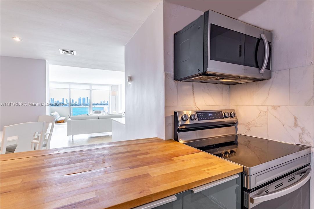 For Sale: $1,180,000 (2 beds, 2 baths, 1226 Square Feet)