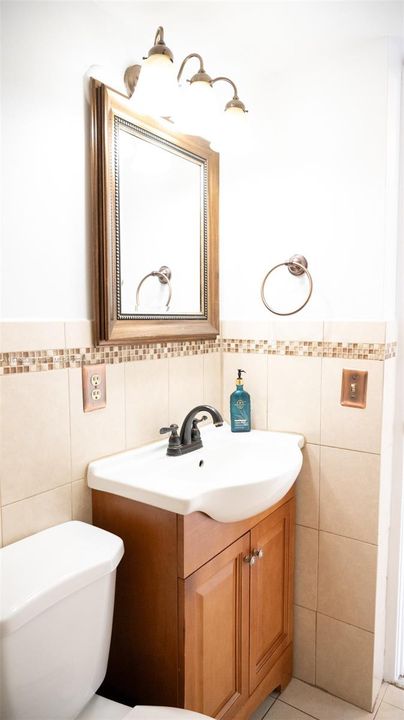 Hall/Guest Bathroom