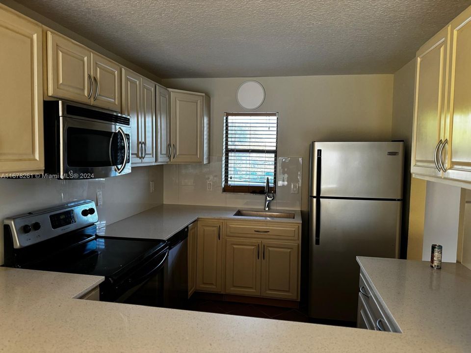 For Sale: $280,000 (2 beds, 2 baths, 918 Square Feet)