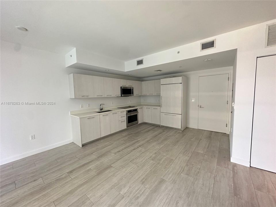 For Rent: $3,300 (1 beds, 1 baths, 609 Square Feet)