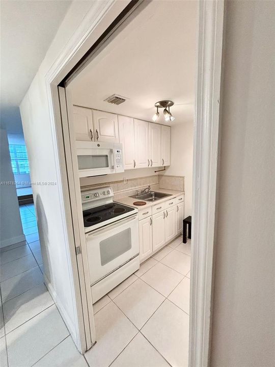 For Rent: $2,600 (1 beds, 1 baths, 580 Square Feet)