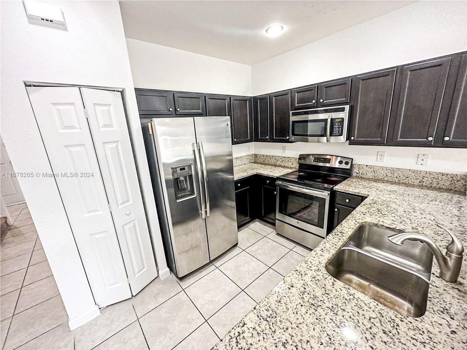 For Rent: $2,900 (3 beds, 2 baths, 1506 Square Feet)