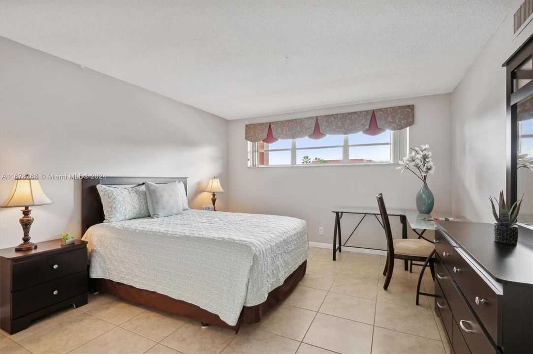 For Sale: $235,000 (2 beds, 2 baths, 1170 Square Feet)