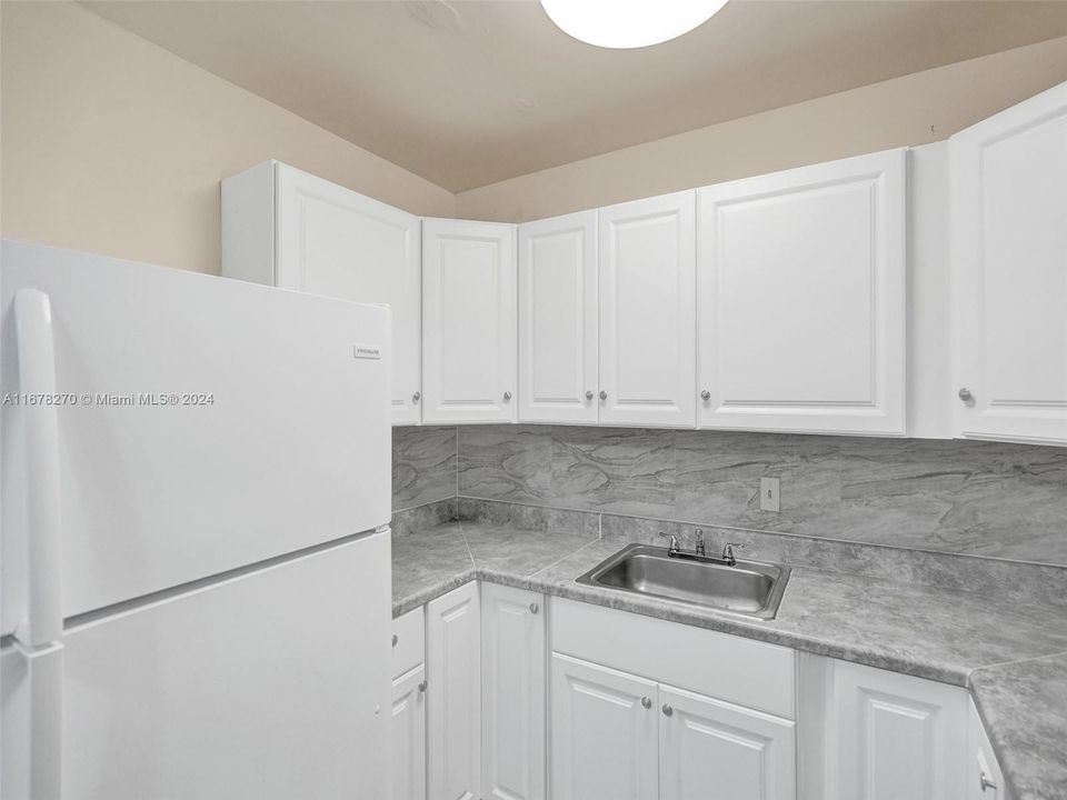 For Rent: $2,600 (3 beds, 1 baths, 3819 Square Feet)