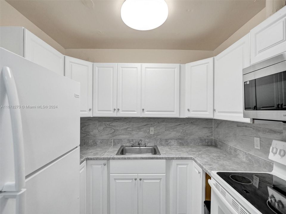 For Rent: $2,600 (3 beds, 1 baths, 3819 Square Feet)