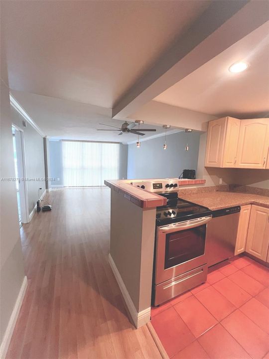 For Sale: $365,000 (1 beds, 1 baths, 750 Square Feet)