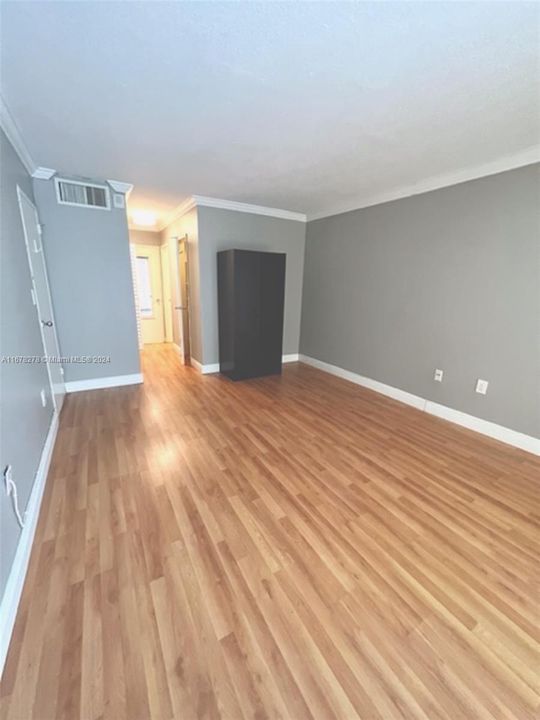 For Sale: $365,000 (1 beds, 1 baths, 750 Square Feet)