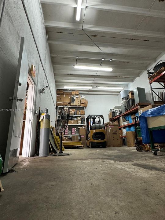 Warehouse 1.700 SF * * * Clear Ceiling Height 18 Feet