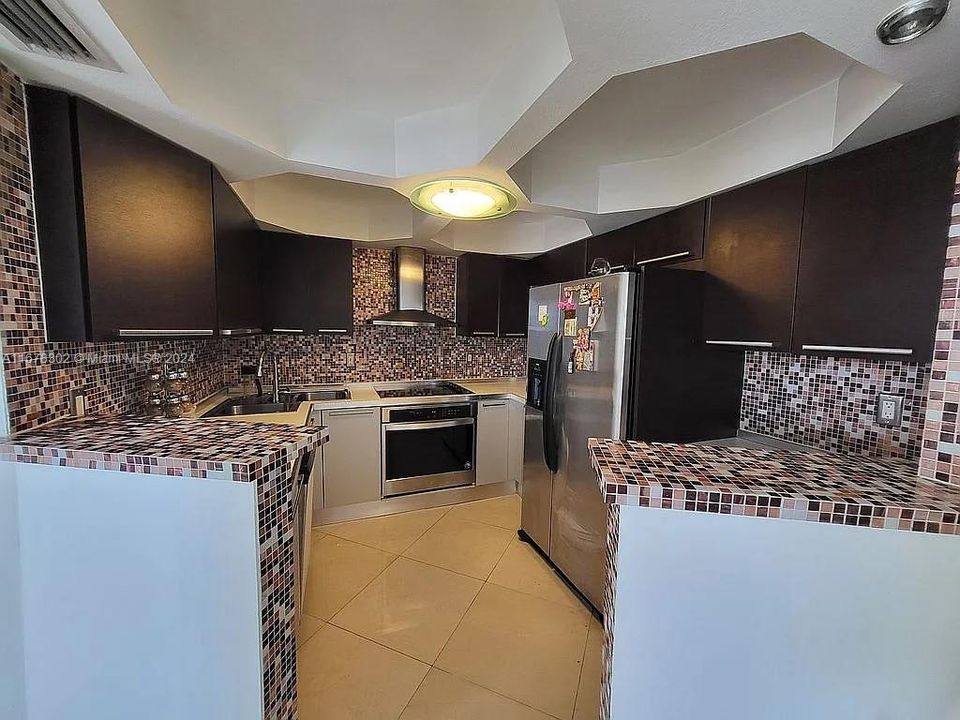 For Sale: $289,000 (1 beds, 1 baths, 784 Square Feet)