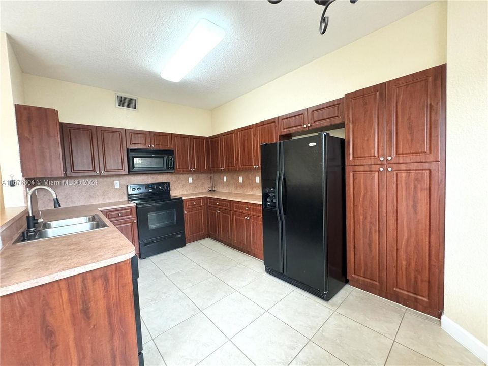 For Rent: $3,800 (4 beds, 2 baths, 2152 Square Feet)