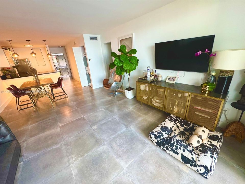 For Sale: $589,000 (2 beds, 1 baths, 926 Square Feet)