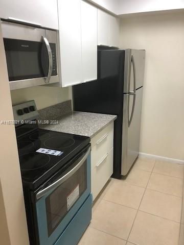 For Rent: $2,200 (2 beds, 2 baths, 933 Square Feet)