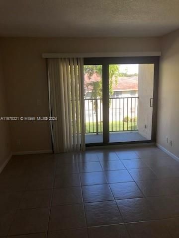 For Rent: $2,200 (2 beds, 2 baths, 933 Square Feet)