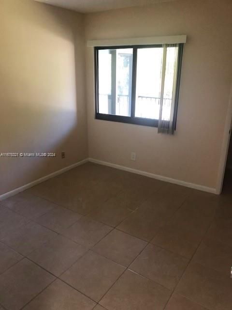 For Rent: $2,200 (2 beds, 2 baths, 933 Square Feet)