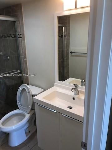 For Rent: $2,200 (2 beds, 2 baths, 933 Square Feet)