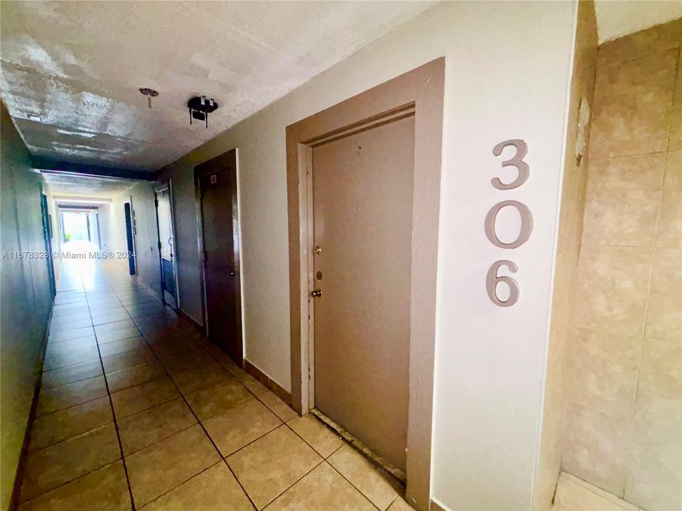 For Sale: $300,000 (2 beds, 2 baths, 1060 Square Feet)