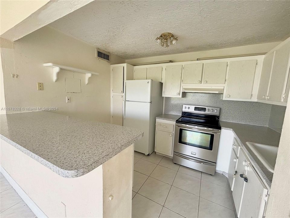 For Sale: $300,000 (2 beds, 2 baths, 1060 Square Feet)