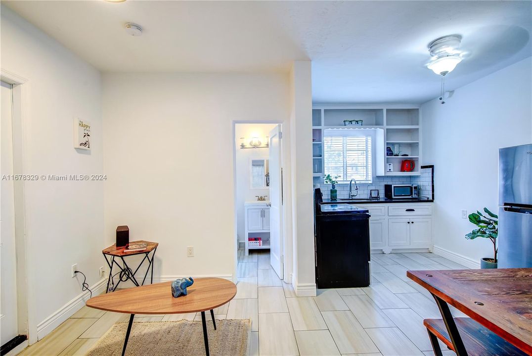 For Rent: $1,900 (1 beds, 1 baths, 650 Square Feet)