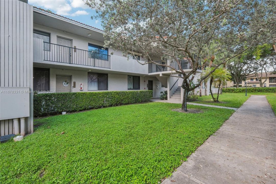 For Sale: $229,999 (2 beds, 2 baths, 865 Square Feet)