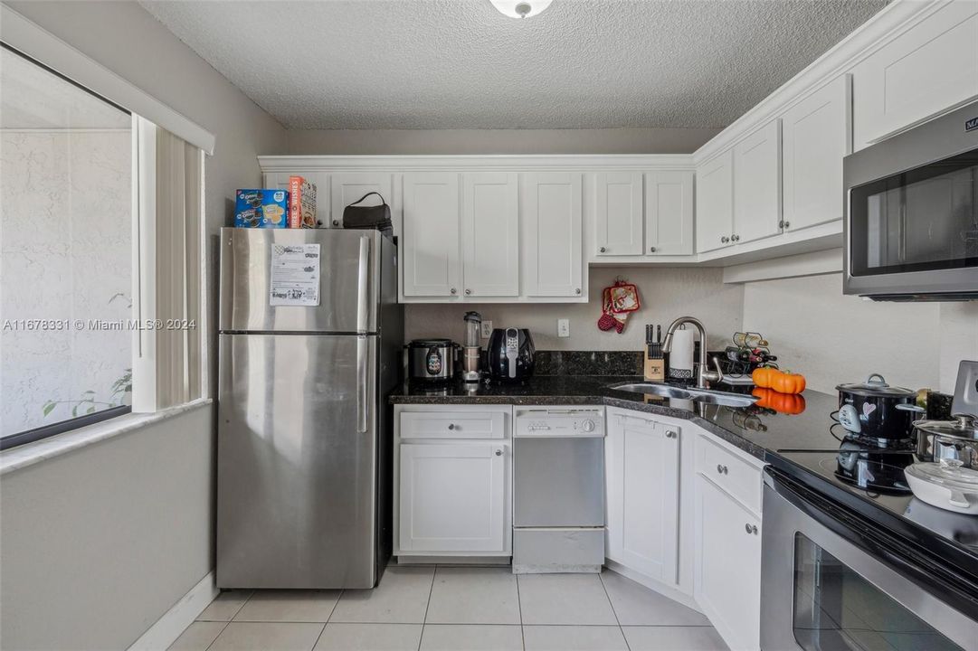 For Sale: $229,999 (2 beds, 2 baths, 865 Square Feet)