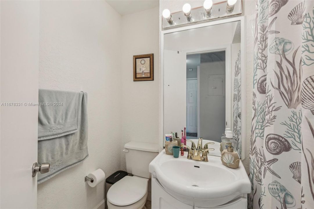 For Sale: $229,999 (2 beds, 2 baths, 865 Square Feet)