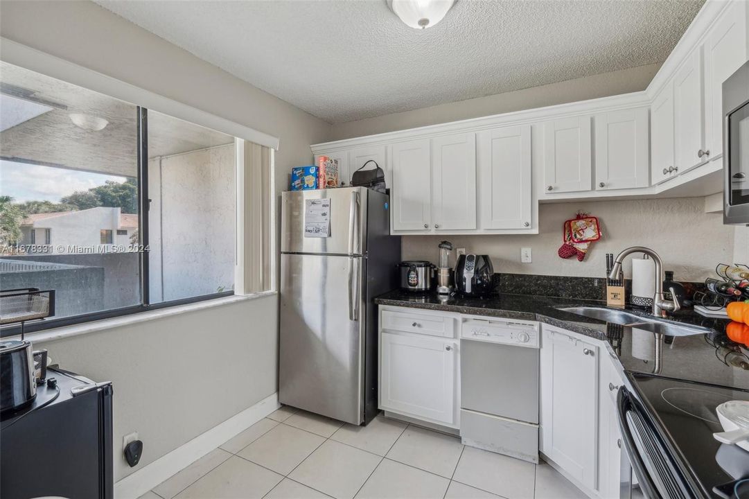 For Sale: $229,999 (2 beds, 2 baths, 865 Square Feet)