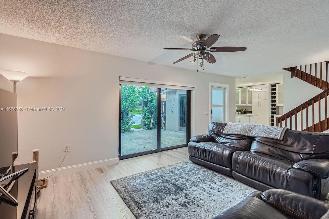 For Sale: $465,000 (2 beds, 2 baths, 1264 Square Feet)