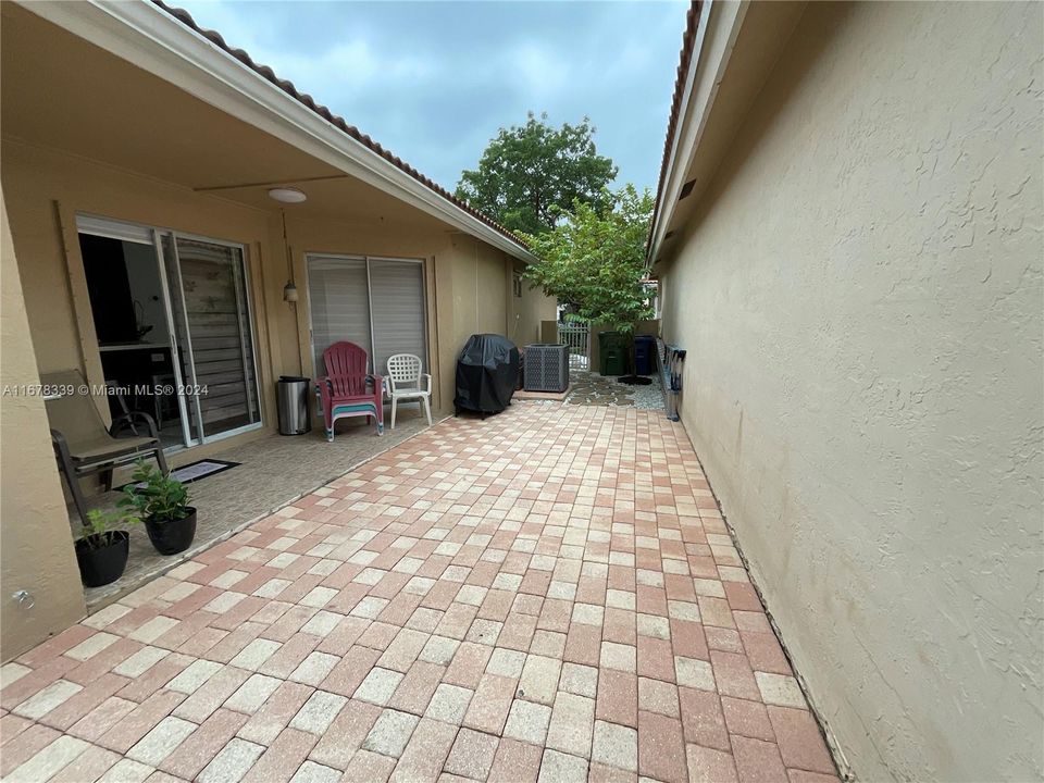 For Rent: $3,600 (2 beds, 2 baths, 957 Square Feet)