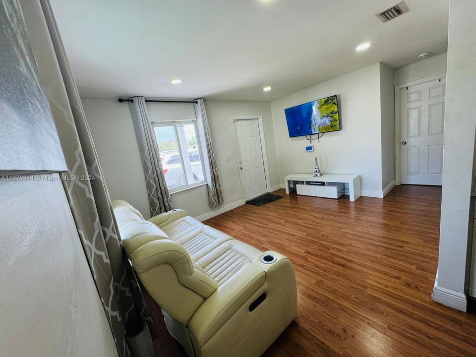 For Sale: $395,800 (2 beds, 1 baths, 720 Square Feet)