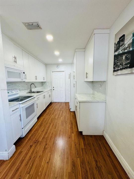 For Sale: $395,800 (2 beds, 1 baths, 720 Square Feet)