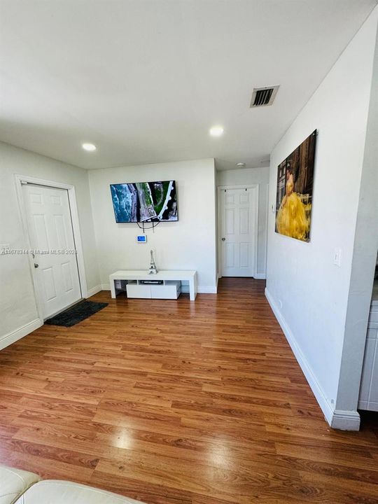 For Sale: $395,800 (2 beds, 1 baths, 720 Square Feet)