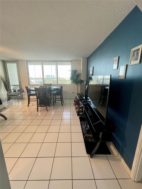 For Rent: $2,600 (1 beds, 2 baths, 912 Square Feet)