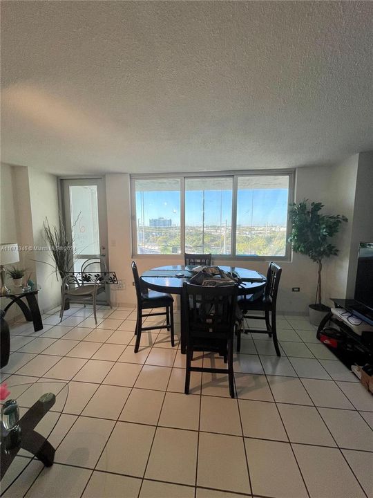 For Rent: $2,600 (1 beds, 2 baths, 912 Square Feet)