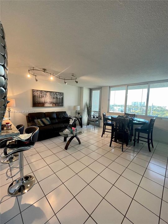 For Rent: $2,600 (1 beds, 2 baths, 912 Square Feet)