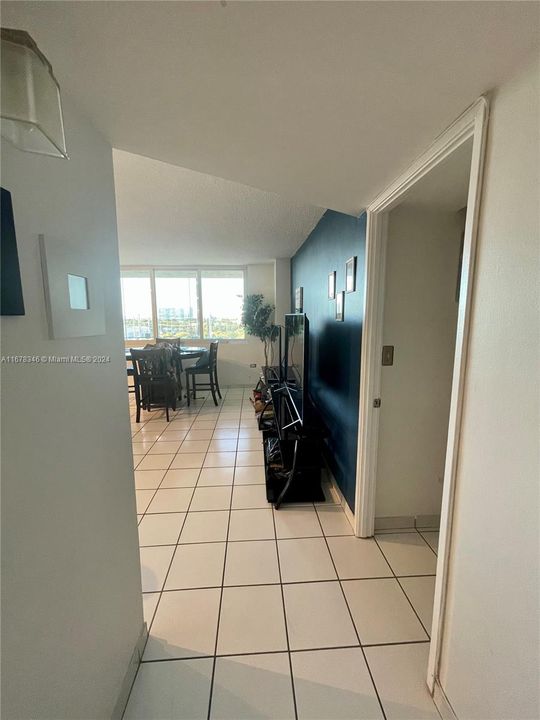 For Rent: $2,600 (1 beds, 2 baths, 912 Square Feet)