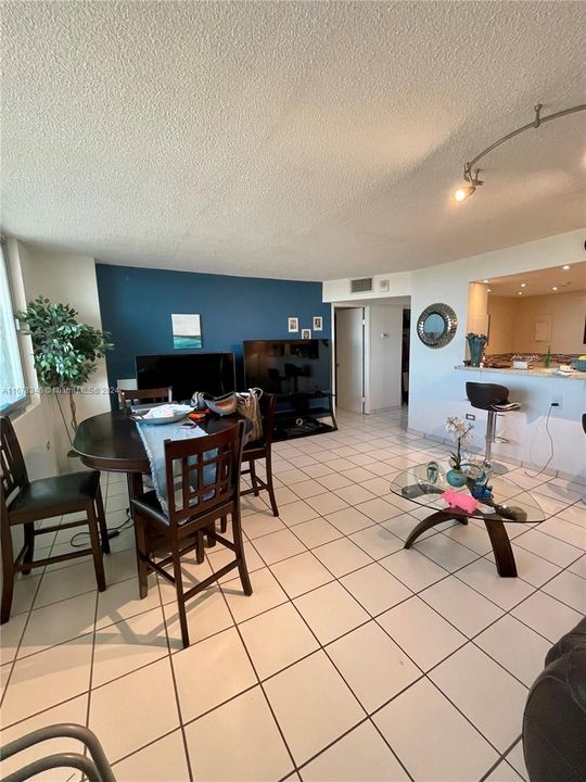 For Rent: $2,600 (1 beds, 2 baths, 912 Square Feet)