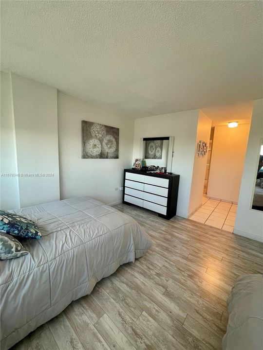 For Rent: $2,600 (1 beds, 2 baths, 912 Square Feet)