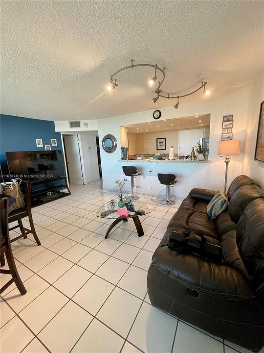 For Rent: $2,600 (1 beds, 2 baths, 912 Square Feet)