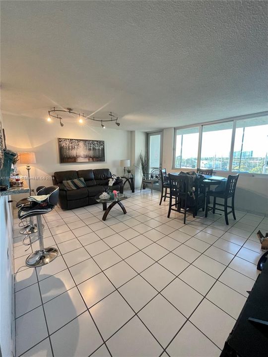 For Rent: $2,600 (1 beds, 2 baths, 912 Square Feet)