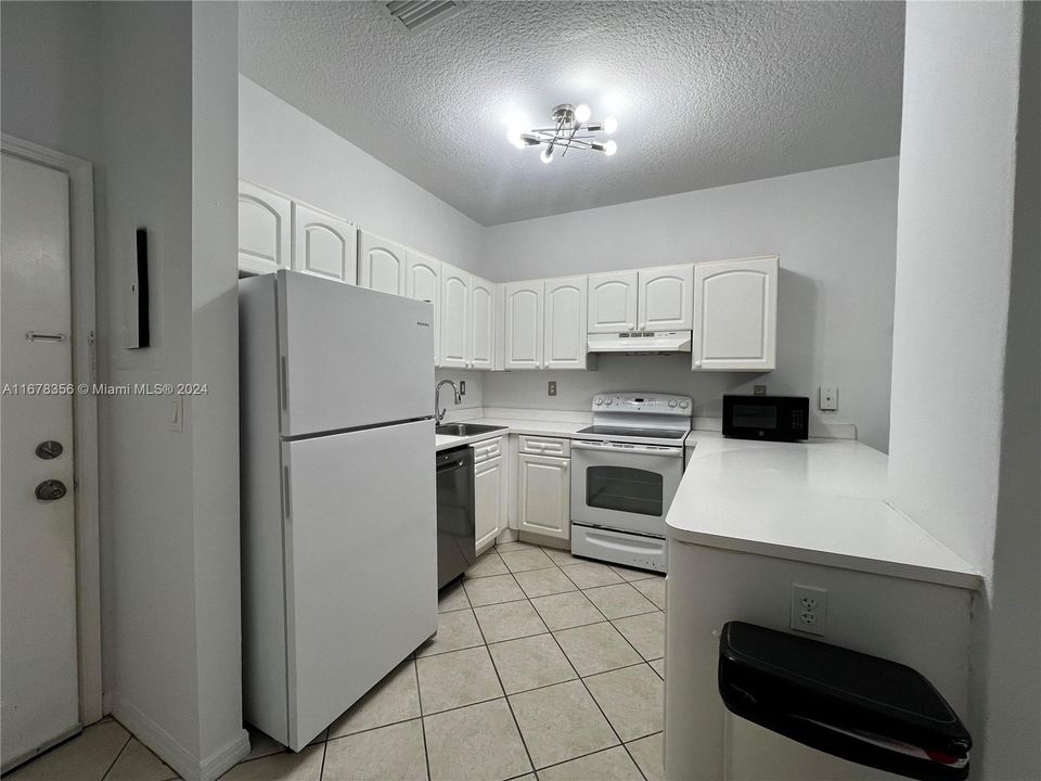 For Rent: $2,300 (1 beds, 1 baths, 627 Square Feet)