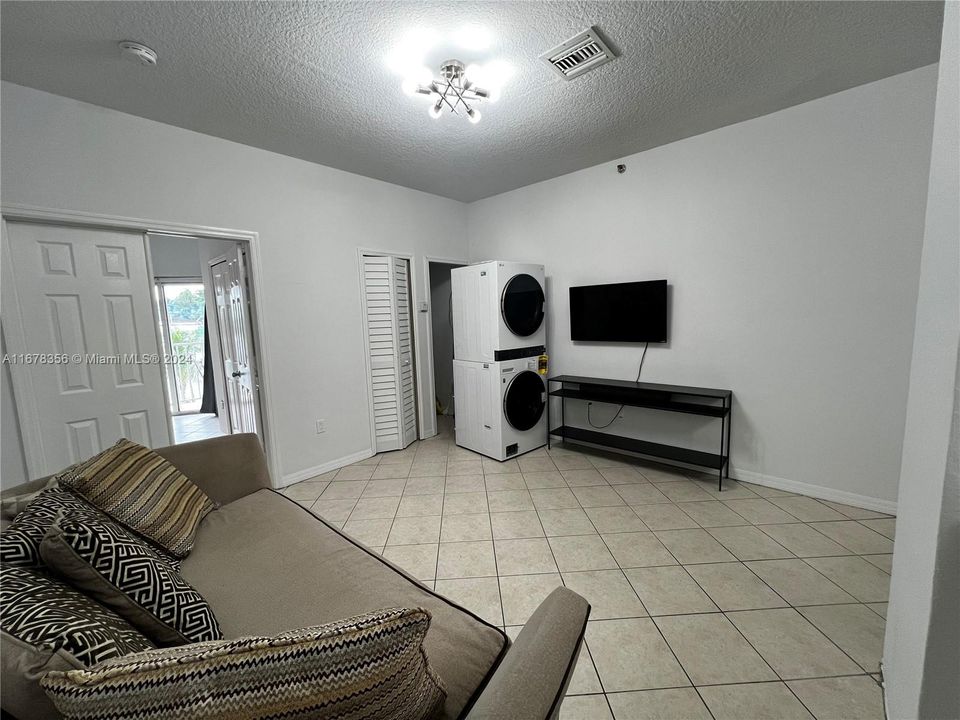 For Rent: $2,300 (1 beds, 1 baths, 627 Square Feet)